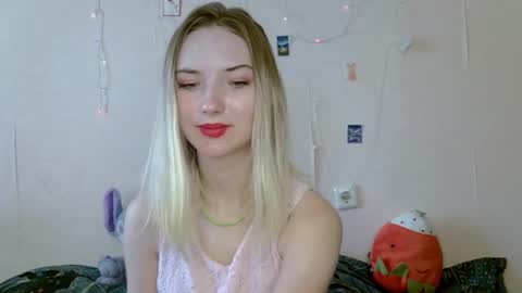 _kikiclark_ online show from 09/17/25, 08:16