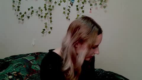 _kikiclark_ online show from 10/29/25, 09:05