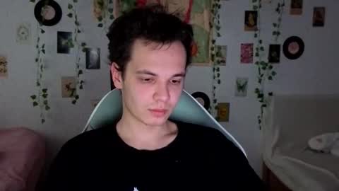 Snapshot of _kitekat_ chatting on 10/27/25, 08:29 _kitekat_ online show from 10/27/25, 08:29