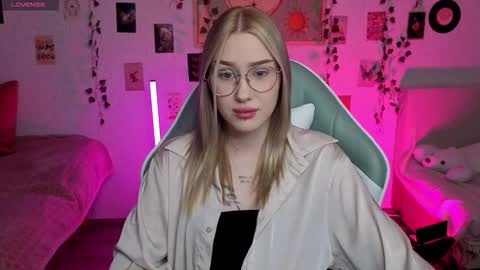 Snapshot of _kitekat_ chatting on 10/28/25, 01:14 _kitekat_ online show from 10/28/25, 01:14