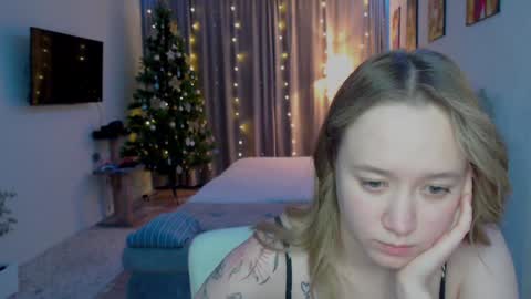 _lalune_ online show from 12/17/24, 05:36