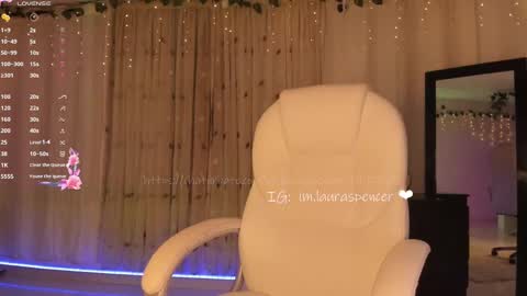 Snapshot of _lauraspencer_ chatting on 09/19/25, 05:42 Laura online show from 09/19/25, 05:42