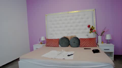 Snapshot of _lenapaul_ chatting on 02/18/25, 11:11 Lena Paul online show from 02/18/25, 11:11