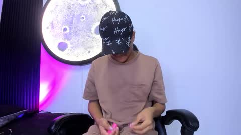 _leohot_ online show from 11/19/25, 03:28