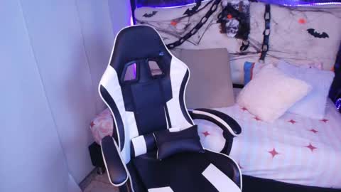 Liily online show from 10/31/25, 01:23