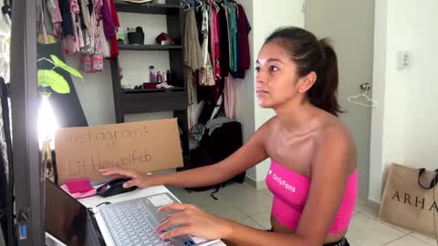 Little Wolfie online show from 03/01/25, 05:05