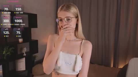 Monica online show from 10/08/25, 05:43