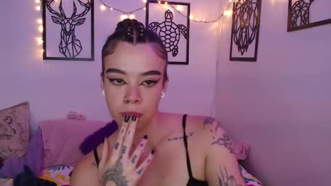 Snapshot of _marcela_wi chatting on 02/06/25, 10:21 Marce  online show from 02/06/25, 10:21