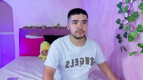 Snapshot of _mia_and_mike_ chatting on 09/18/25, 02:08 Mia y Mike online show from 09/18/25, 02:08