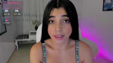 Snapshot of _mia_blue_18_ chatting on 01/06/25, 11:42 MIa blue 18 online show from 01/06/25, 11:42