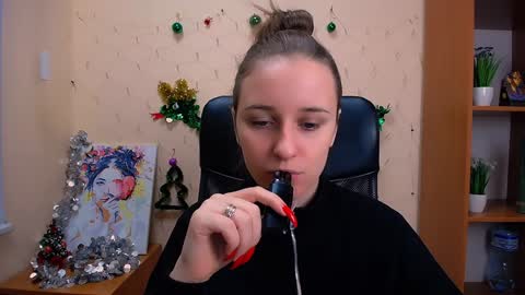 Snapshot of _nicole_new chatting on 12/27/24, 11:50 Nica online show from 12/27/24, 11:50