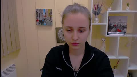 Snapshot of _nicole_new chatting on 03/05/25, 12:44 Nica online show from 03/05/25, 12:44