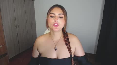 Snapshot of _ninahot chatting on 12/30/24, 12:00 Nina online show from 12/30/24, 12:00
