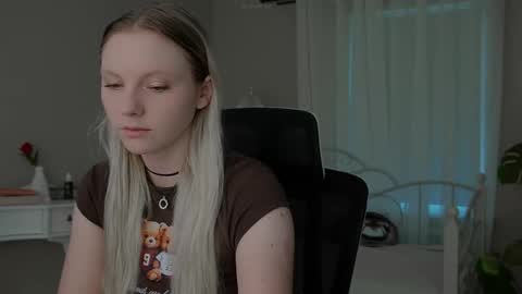 Snapshot of _penisflytrap_ chatting on 10/31/25, 09:21 Viktoria online show from 10/31/25, 09:21