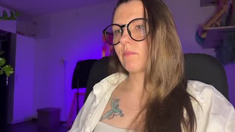 Snapshot of _private_person_ chatting on 02/13/25, 06:27 HADLY today day-off see u online 0112 online show from 02/13/25, 06:27