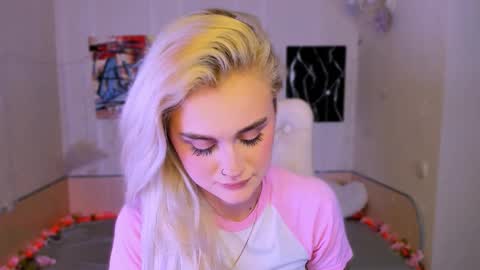 Snapshot of _ravena chatting on 11/24/25, 03:23 _ravena online show from 11/24/25, 03:23