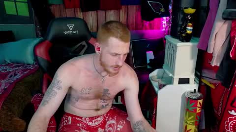 Snapshot of _redxxx chatting on 10/17/25, 05:26 REDxxx online show from 10/17/25, 05:26