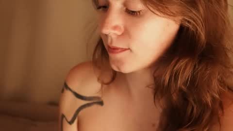 Snapshot of _sensualia_ chatting on 09/24/25, 07:39 Lia online show from 09/24/25, 07:39