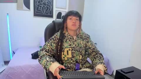 Snapshot of _sharlotte777 chatting on 11/22/25, 02:27 _sharlotte777 online show from 11/22/25, 02:27