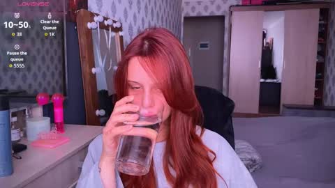 Snapshot of _slutty_fox_ chatting on 09/24/25, 06:39 Alice online show from 09/24/25, 06:39