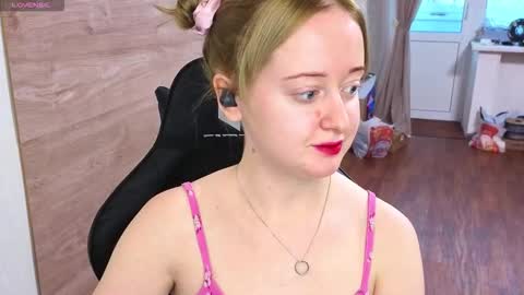 Snapshot of _sofiy_milashka chatting on 10/20/25, 03:18 Sofiy online show from 10/20/25, 03:18