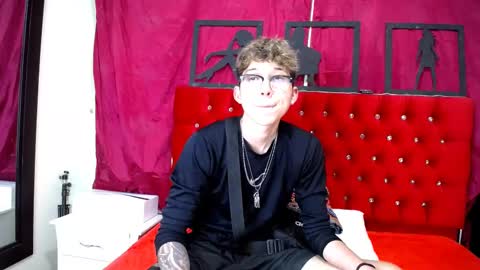 Snapshot of _thomas_hot_ chatting on 02/16/25, 12:19 Thomas online show from 02/16/25, 12:19