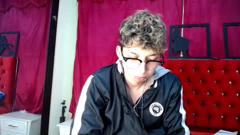 Snapshot of _thomas_hot_ chatting on 02/18/25, 03:31 Thomas online show from 02/18/25, 03:31