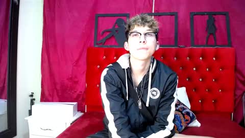 Snapshot of _thomas_hot_ chatting on 02/19/25, 05:16 Thomas online show from 02/19/25, 05:16