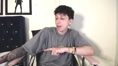 Snapshot of _thomas_hot_ chatting on 10/21/25, 01:50 Thomas online show from 10/21/25, 01:50