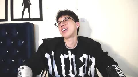 Snapshot of _thomas_hot_ chatting on 10/31/25, 04:24 Thomas online show from 10/31/25, 04:24