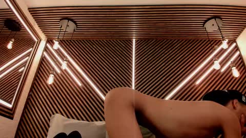 Snapshot of _white_fox_ chatting on 02/19/25, 01:50 white fox online show from 02/19/25, 01:50