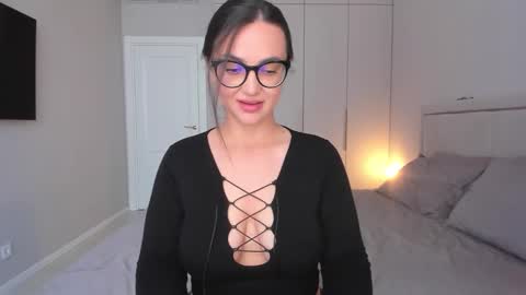 Snapshot of _worlin_ chatting on 09/28/25, 10:53 Nika online show from 09/28/25, 10:53