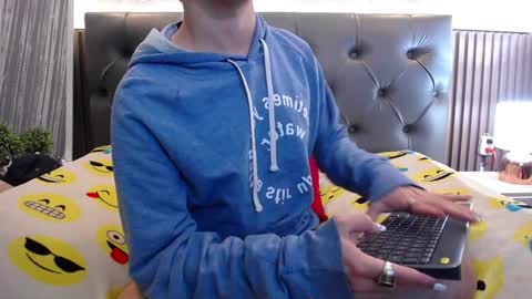 Snapshot of aaron_blink1 chatting on 12/02/24, 06:43 Aaron online show from 12/02/24, 06:43