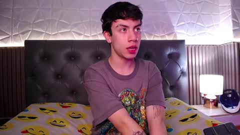 Snapshot of aaron_blink1 chatting on 12/03/24, 01:32 Aaron online show from 12/03/24, 01:32