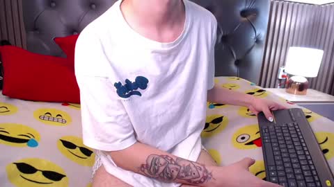 Snapshot of aaron_blink1 chatting on 12/06/24, 06:28 Aaron online show from 12/06/24, 06:28