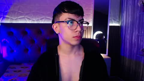 Snapshot of aaron_blink1 chatting on 12/18/24, 03:55 Aaron online show from 12/18/24, 03:55