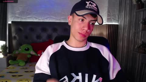 Snapshot of aaron_blink1 chatting on 12/20/24, 01:54 Aaron online show from 12/20/24, 01:54