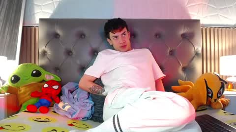 Snapshot of aaron_blink1 chatting on 01/21/25, 02:15 Aaron online show from 01/21/25, 02:15