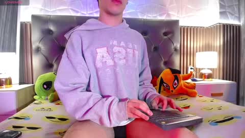 Snapshot of aaron_blink1 chatting on 02/05/25, 02:05 Aaron online show from 02/05/25, 02:05