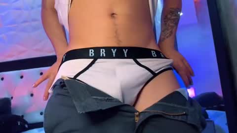 Snapshot of aaron_blink1 chatting on 02/19/25, 05:49 Aaron online show from 02/19/25, 05:49