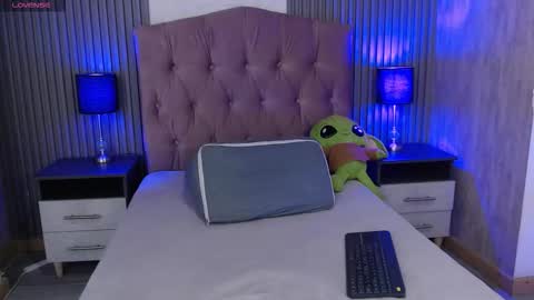 Snapshot of aaron_blink1 chatting on 11/17/25, 01:39 Aaron online show from 11/17/25, 01:39