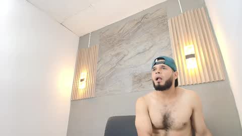 Snapshot of aaron_connor2 chatting on 11/26/25, 05:52 aron online show from 11/26/25, 05:52