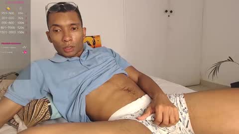 Snapshot of aaronblack1_ chatting on 02/28/25, 09:01 Heyy my name is Aaron online show from 02/28/25, 09:01