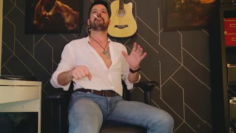 Snapshot of aaronbomer chatting on 02/07/25, 10:09 Aaron online show from 02/07/25, 10:09