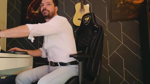 Snapshot of aaronbomer chatting on 02/10/25, 03:57 Aaron online show from 02/10/25, 03:57