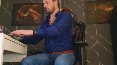 Snapshot of aaronbomer chatting on 02/14/25, 07:17 Aaron online show from 02/14/25, 07:17