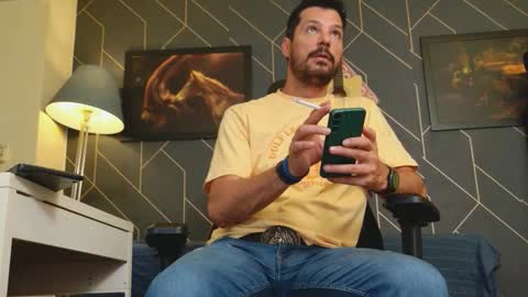 Snapshot of aaronbomer chatting on 09/08/25, 06:40 Aaron online show from 09/08/25, 06:40