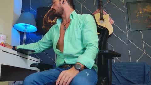 Snapshot of aaronbomer chatting on 09/17/25, 06:37 Aaron online show from 09/17/25, 06:37