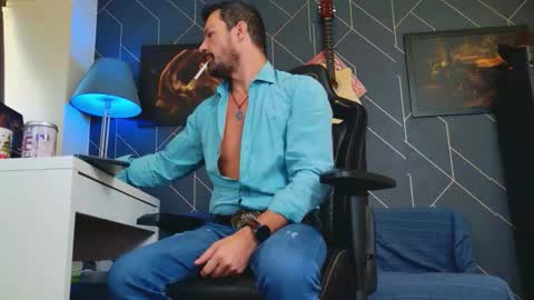 Snapshot of aaronbomer chatting on 09/18/25, 07:10 Aaron online show from 09/18/25, 07:10