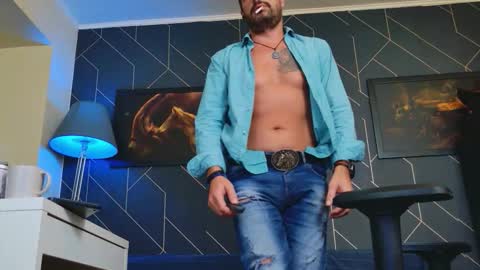 Snapshot of aaronbomer chatting on 09/18/25, 07:16 Aaron online show from 09/18/25, 07:16